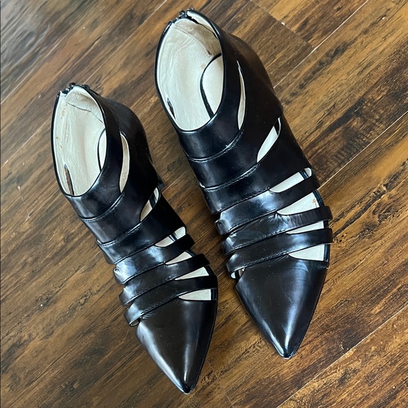 L.A.M.B. Darius Black Strappy Cutout Pointed Ankle Booties Size 8 - Picture 3 of 15